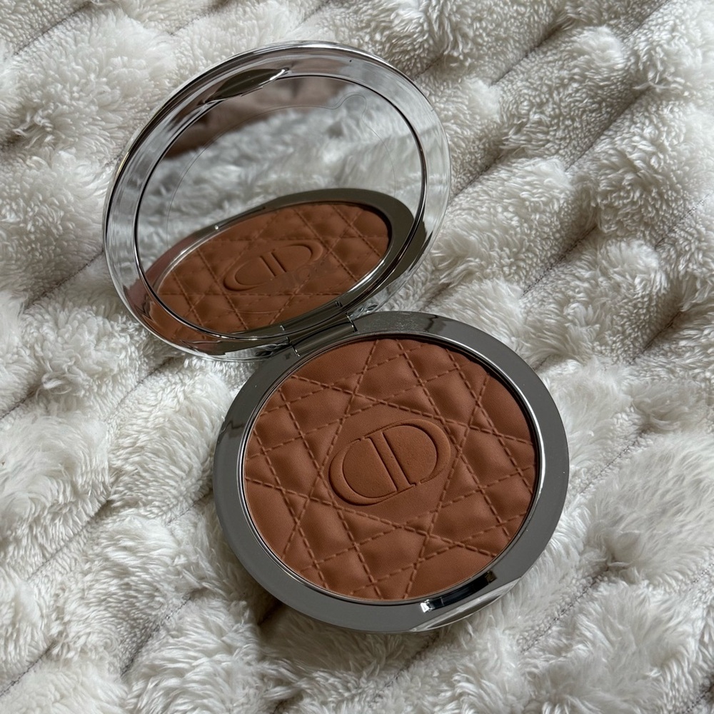 DIOR Forever Nude Jumbo Bronzer  COLOR: 10 - light skin
SIZE 0.6 oz / 18 g